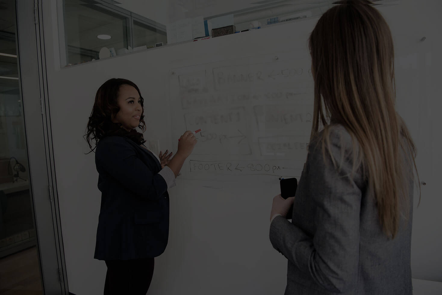 Reunión de personas con un tablero scrum