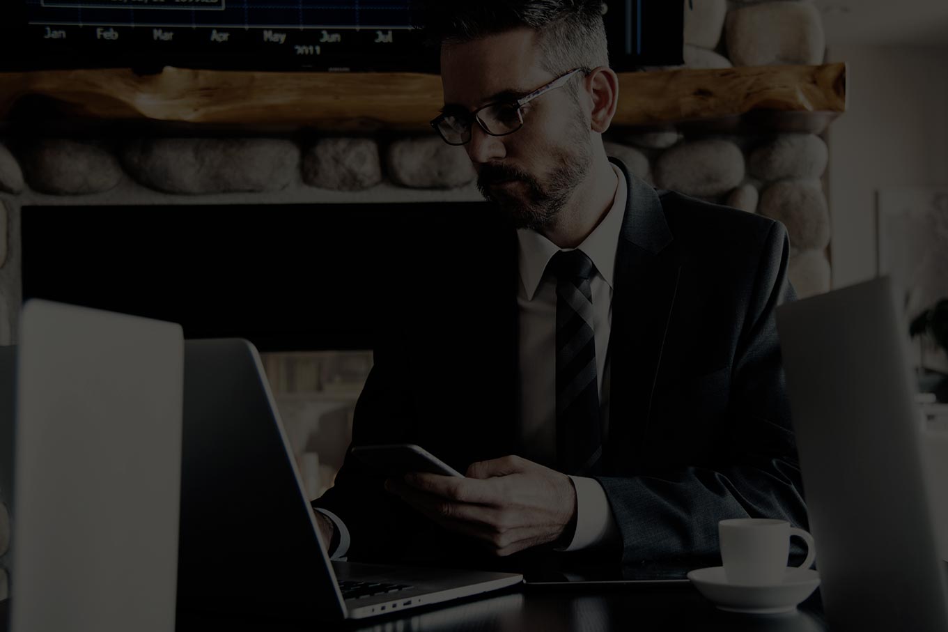 Persona hablndo por teléfono