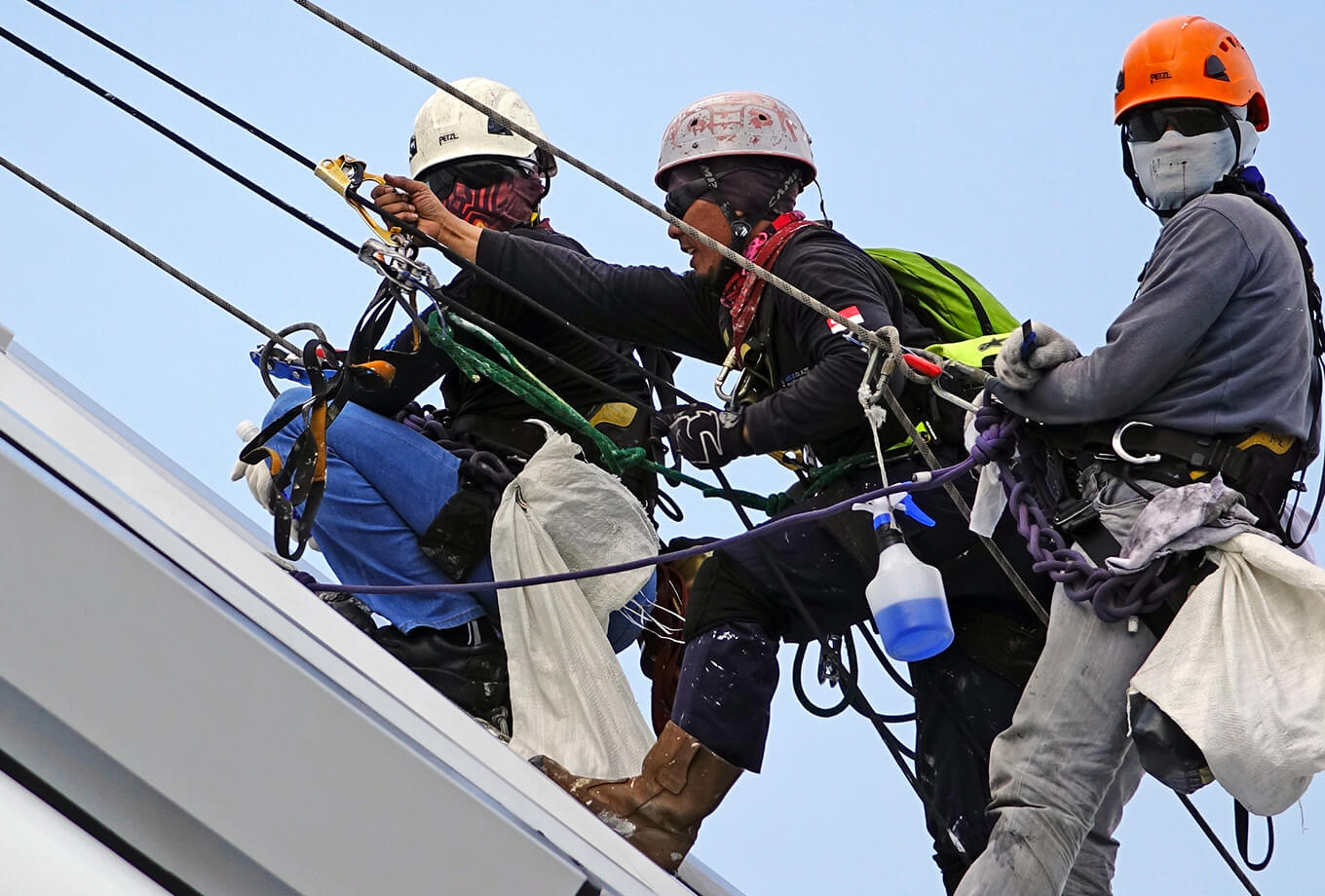 Fotografía a color equipo de protección anticaídas